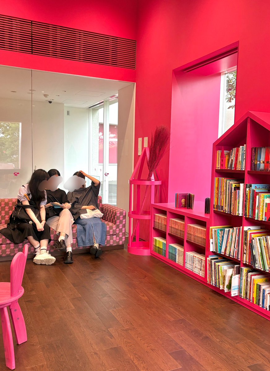 bookportal's tweet photo. 【活動報告】

 #魔法の文学館 （江戸川区角野栄子児童文学館)にお邪魔しました！

懐かしの絵本を見つけたり、なぞなぞの本に夢中になったり……とっても居心地のよい空間で、角野栄子さんの世界を大満喫できました！
みんな可愛かったけどﾘﾝｺﾞﾁｬﾝｶﾞｲﾁﾊﾞﾝｶﾜｲｲ…🍎

 #早稲田 https://t.co/gLhPQNrAYu