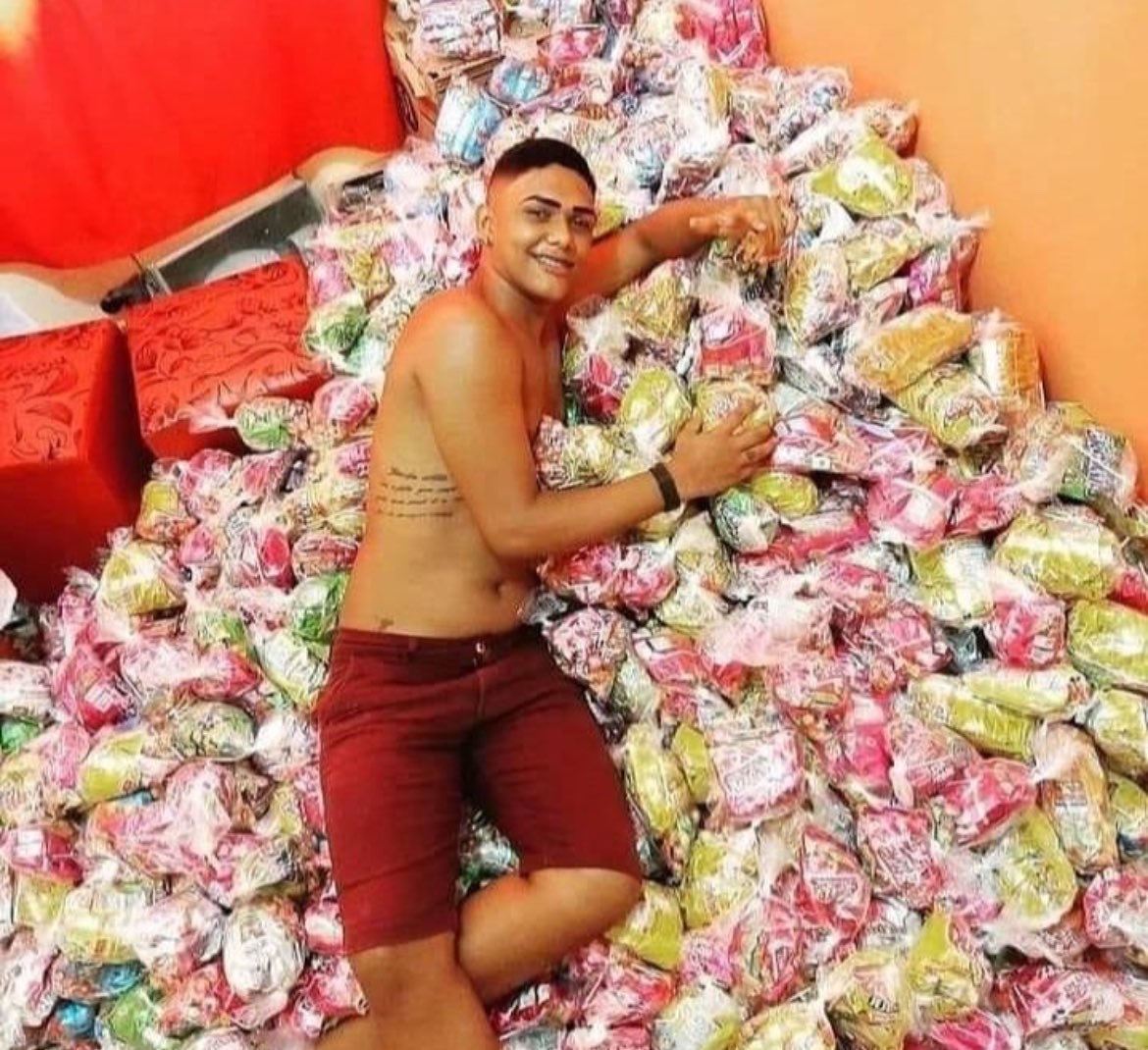 NossosOrixas's tweet photo. "Deus me livre ficar comendo doce de macumba,isso aí faz mal" 

Eu em setembro: https://t.co/NOctTdoEnc