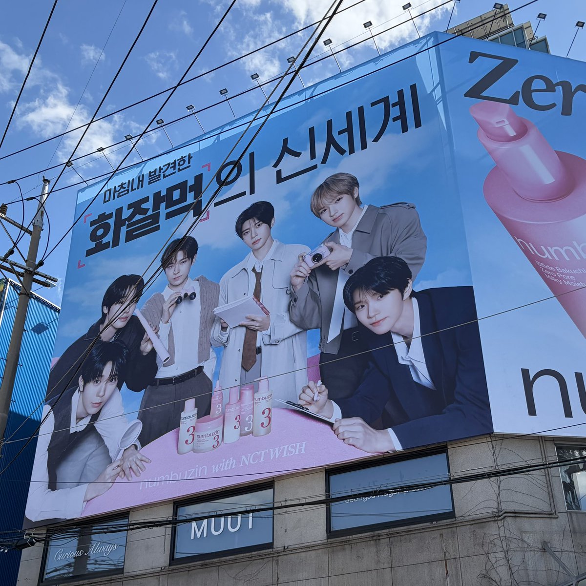 _02l409's tweet photo. 여행2일💛でかウィシ×2見に行ってドヨンpのお兄ちゃんへ자만추したかわいい未所持のトレカ付きカバンをお土産にㅋㅁㅋ🍊 https://t.co/hJrNBUKEHQ