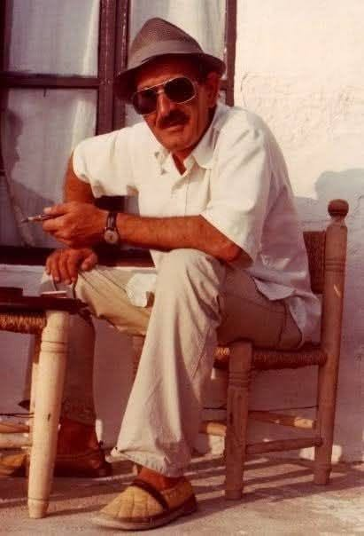 TOPRAK_2_'s tweet photo. ECE AYHAN, 
10 EYLÜL 1931, DATÇA, MUĞLA, 
12 TEMMUZ 2002, İZMİR, 
95. DOĞUM GÜNÜ 
YIL DÖNÜMÜNDE SAYGI, 
SEVGİ VE ÖZLEMLE ANIYORUZ...
Şair ve diplomat olarak tanınan 
Ece Ayhan, 
10 Eylül 1931'de Muğla'da dünyaya geldi. 
Asıl adı, 
"Ece Ayhan Çağlar"dır. İlkokula 1938'de Eceabat'ta başlar. İlkokul ikinci sınıfı Çanakkale İstiklal İlkokulunda okur. Ailesinin İstanbul'a yerleşmesi nedeniyle ilkokul üçüncü sınıfı Karagümrük'te bulunan Hırka-ı Şerif İlkokulunda okur. Ortaokulu Zeyrek Ortaokulunda; liseyi Taksim Lisesinde okur. 
Ankara Siyasal Bilgiler Fakültesine 1953'te başlayıp burayı 1959'da tamamlar.
Ece Ayhan, 
1959'da İstanbul'da kaymakamlık kursunu tamamlar. 
1962 yılında da kaymakam olarak atandığı 
Sivas Gürün'de göreve başlar. 
Daha sonra Çorum'da kaymakamlık ve belediye başkanlığı görevlerini yürütür. 1964 yılında da Tuzla Piyade Okulunda yedek subay olarak askerlik görevini yerine getirir.
1966'da devlet memurluğu görevlerinden ayrılır. Çok sevdiği İstanbul'a yerleşir. 
Ömrü boyunca yoksul bir yaşam sürdüren Ece Ayhan kısa süreli işlerle meşgul olur. İstanbul'da "Meydan Larousse" ansiklopedisinde yazarlık, "Yeni Sinema" dergisinde müdürlük, Ağaoğlu Yayınevi'nde de redaktörlük yapar. 1974'te beyin tümörüne yakalanan şair üç yıl İsviçre'de tedavi görür. 
Tedavi sürecinden sonra İstanbul ve Bodrum-Gümüşlük'te yaşamını sürdürür. Sonra Çanakkale'ye yerleşir.
Yazın hayatına şiirle başlayan 
Ece Ayhan, 
ilk şiirleri olan 
"Üç Gencin Kalbi" ve "Islak" isimli şiirlerini 1954'te "Türk Dili" dergisinde; sonra "Varlık", "Türk Dili", "Yenilik", "Pazar Postası", "Yeditepe" dergilerinde şiirlerini yayımlar. "Pazar Postası"nda çıkan şiirleriyle büyük ün sahibi olur. Yine 1959'da basılan ilk kitabı olan "Kınar Hanım'ın Denizlerinden" şiiriyle de tanınır. 
1973'te "Devlet ve Tabiat" kitabında yer alan şiirlerle okurlarını sokağın diliyle buluşturur. 
1977'de "Yort Savul" eserini; 1981'de de "Zambaklı Padişah"ı yayımlar.
Ece Ayhan, 
büyük bir ekonomik sıkıntı içerisinde bir yaşam sürdürür. Çanakkale Belediyesi'nin geçici işçi kadrosuna alınarak sosyal güvenlikten faydalanılması sağlanır. 
Daha sonra ekonomik sıkıntılarına sağlık problemleri eklenir. Huzurevi'ne yerleşerek orada yaşamını sürdürür. 
Yaşamı boyunca hastalık ve geçim derdiyle boğuşan 
Ece Ayhan, 
12 Temmuz 2002'de İzmir'de hayata veda eder. 
Cenazesi, Çanakkale'nin Eceabat ilçesinin Yalova köyünde toprağa verilir.
YAPITLARI
ŞİİR
Kınar Hanım'ın Denizlerinden
Sivil Şiirler
Bakışsız Bir Kedi Kara
Zambaklı Padişah
Yort Savul
Ortodoksluklar
Devlet ve Tabiat
Çok Eski Adıyladır
Bütün Yort-Savular