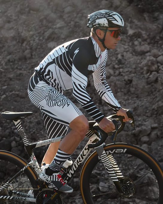 CyclingTodayEn's tweet photo. What is Remco hidding? 🤔 https://t.co/bX6XfGyz03