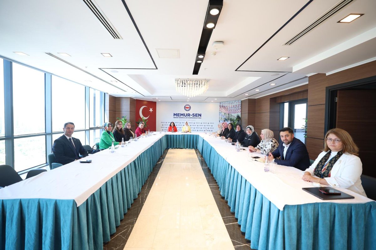 Sdka_Aydin's tweet photo. Aile ve Sosyal Hizmetler Bakan Yardımcımız Dr Sevim Sayım Madak, Genel Müdürümüz Tuncay Cevheroğlu ve kıymetli ekibini Memur-Sen Genel Merkezimizde misafir ettik.

81 ilimizde hayata geçireceğimiz Aile Eğitimlerinin hazırlıklarını, uygulama sürecini ve teşkilatlarımızla yürüteceğimiz çalışmaları değerlendirdik.

Güçlü Aile, Güçlü Toplum için kurumlarımız ve teşkilatlarım��zla iş birliği içerisinde çalışmaya devam ediyoruz.

@MahinurOzdemir 
@SayimMadak
@tcailesosyal 
#GüçlüAileGüçlüToplum
