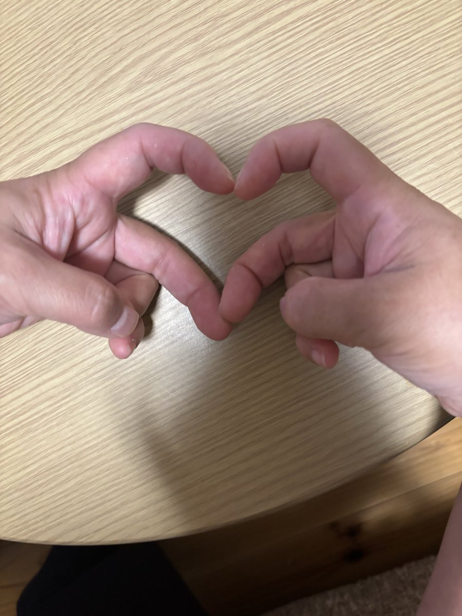 Ichako_y's tweet photo. 1枚目 わたし
2枚目 めすめ

で、できない…
指がつる  曲がらん
高難易度ハート、誰だよ考えたのは

かれこれ練習時間1時間(T-T) https://t.co/pBksZJ3W95
