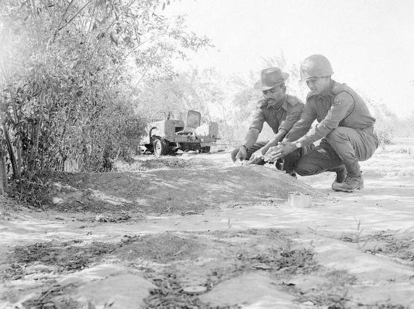 manaman_chhina's tweet photo. The grave of CQMH Abdul Hamid, Param Vir Chakra soon after the Battle of Asal Uttar in which he died this day in 1965. 
In the background is his RCL jeep with which he destroyed 4 Pakistani tanks.
His jeep received a direct hit by enemy tank. He was buried where he died fighting.

शहीद तेरी मौत ही तिरे वतन की ज़िंदगी
तिरे लहू से जाग उठेगी इस चमन में ज़िंदगी
खिलेंगे फूल उस जगह पे तू जहाँ शहीद हो
वतन की राह में वतन के नौजवाँ शहीद हो
-राजा मेहदी अली ख़ाँ