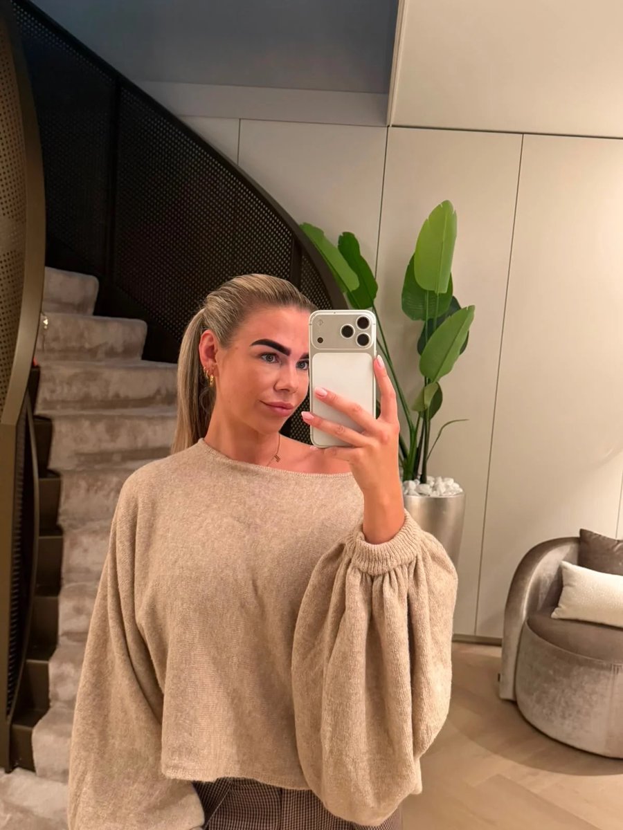 DalePinnoci3's tweet photo. Sweater weather. We’ve got the cutest sweater in, girls—shop it online or in store. https://t.co/T3FPkSeQoO