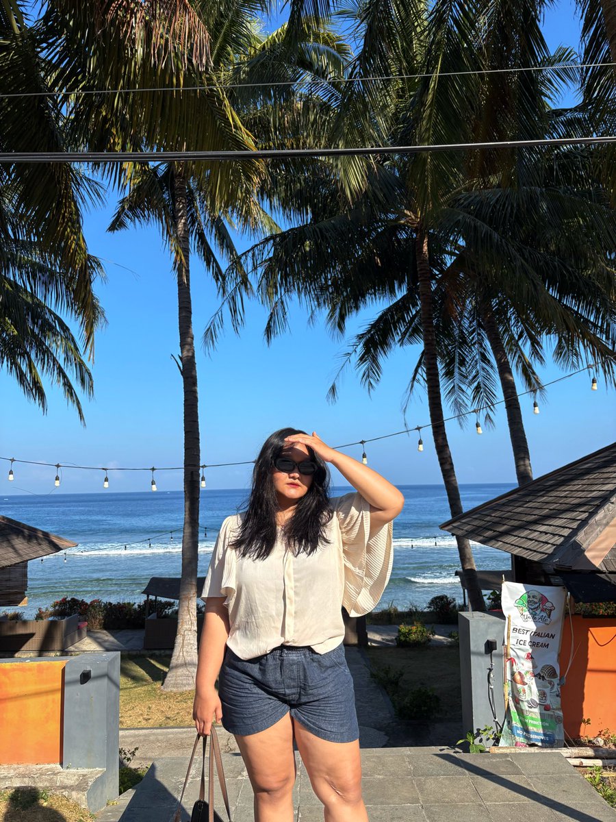 tomatolemony's tweet photo. [QUEER FRIENDSHIP APPLICATION]

name: sky
age: 27
occupation: digital marketing analyst, book editor
zodiac: virgo
height: 155cm
hobby: baca buku, renang, nonton film, masak
fun fact: suka ngobrol sama kucing https://t.co/ZmtJnFV3Z7