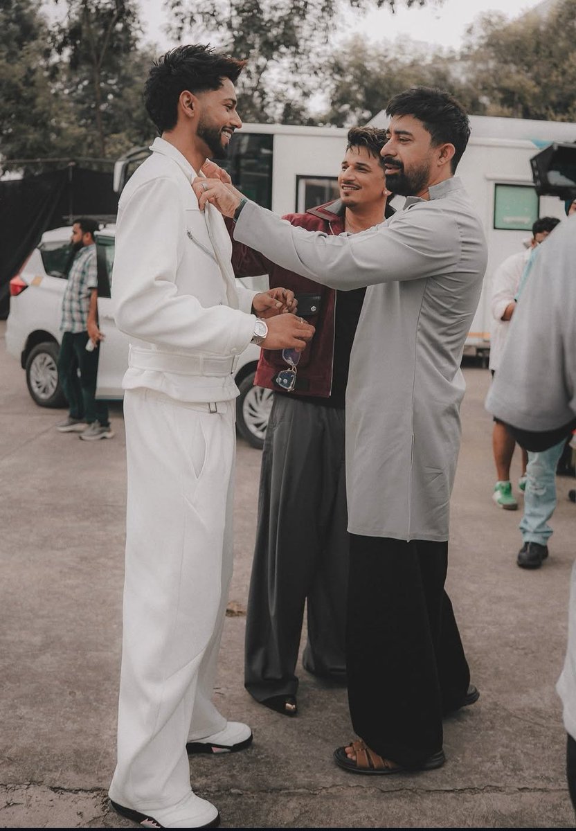 Swatishrii's tweet photo. Ranvijay Sir adores Baseer like his kid ❤️
Prince is so proud of Baseer 🌟

#BaseerAli #RoadiesRebirth 
#Roadies https://t.co/eoP6nAoLbK