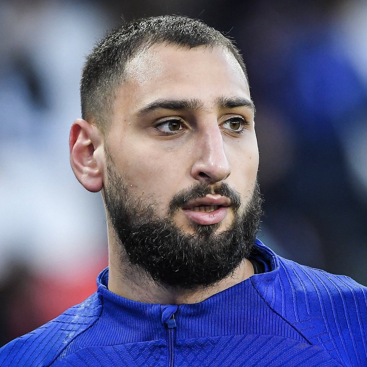 ActuFoot_'s tweet photo. 🚨 « JE NE VEUX PAS ASSISTER AU PROCÈS, JE N’EN AI RIEN À FOUTRE !!! » 😱

Lors du procès du home-jacking de Gianluigi Donnarumma 🇮🇹, Ilyas Kherbouch, suspecté d’en être le principal commanditaire, s’est montré très virulent envers les forces de l’ordre. 😳👇

« Hé, gros fils de p*te, viens devant moi, viens, je vais niquer ta mère. » a-t-il lancé à un policier.

Onze policiers sont ensuite entrés dans la salle d'audience pour exiger le départ de l'un des frères de l'accusé. 

"Ganito" a continué dans ses insultes :
« Venez même à 50 000... Hé, lui là, je lui bais* sa mère. Bande de sal*pes »

Ensuite, il a demandé à son frère de sortir et a continué de s’adresser aux forces de l’ordre :

« Dehors, je vais niquer vos mères, bande de fils de p*te (...) Vous marchez la tête baissée dehors. 

Vas-y viens, toi, qu'est-ce que tu vas faire ? Qu'est-ce que tu vas faire ? Vous rasez les murs dehors. »

L'un des policiers présents l'a pris par le bras pour lui faire quitter le box des accusés.

🗞️ @lequipe