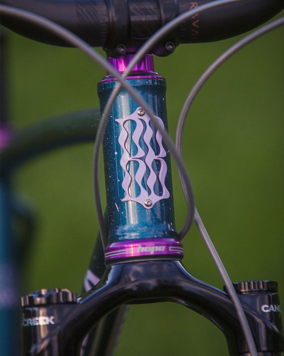Hopetech's tweet photo. Made for @made.bike
The @benderbicycles hardtail built for fun, speed, and versatility.
Finished off with a healthy dose of purple bling. 🟣✨

#hopetech #bikecheck https://t.co/ZmGSCuM2q6