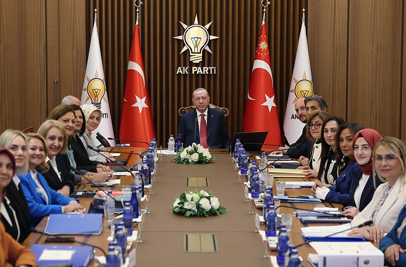 FatmaSahin's tweet photo. Bugün Sayın Cumhurbaşkanımız, kadın belediye başkanlarımızla Genel Merkezimizde bir araya geldi.

Şehirlerimizde yürüttüğümüz çalışmalar ve hayata geçirmeyi planladığımız projeler hakkında bilgi verdik; değerlendirmelerini, kıymetli fikir ve önerilerini aldık.

Kadınların siyasette daha güçlü şekilde yer almasını her zaman destekleyen Sayın Cumhurbaşkanımıza, bugün bizlere gösterdiği yakın ilgi ve destek için teşekkür ediyorum.

Şehirlerimiz için çalışmaya, üretmeye ve Türkiye Yüzyılı hedeflerimize katkı sunmaya devam edeceğiz.