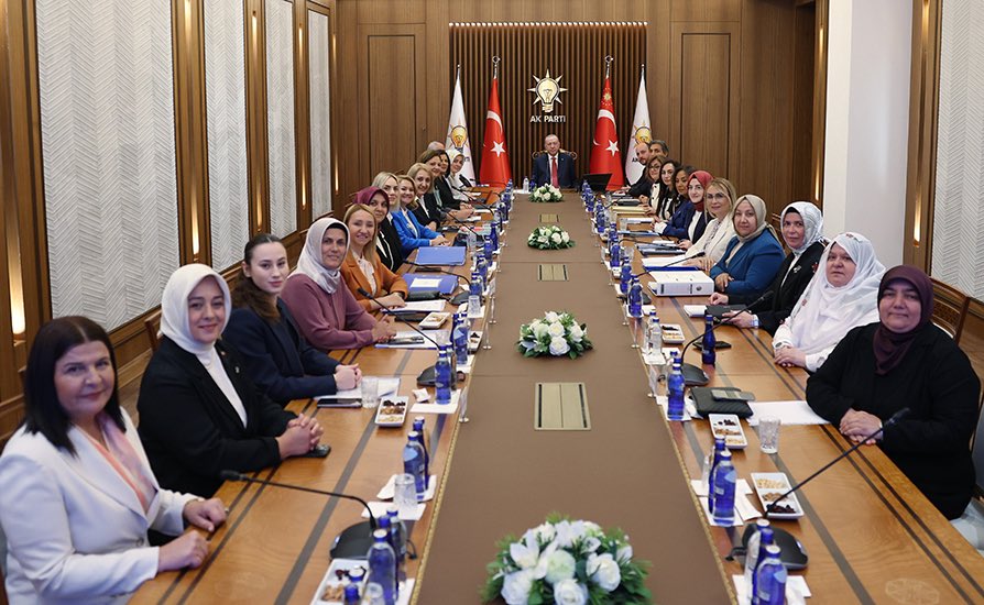 FatmaSahin's tweet photo. Bugün Sayın Cumhurbaşkanımız, kadın belediye başkanlarımızla Genel Merkezimizde bir araya geldi.

Şehirlerimizde yürüttüğümüz çalışmalar ve hayata geçirmeyi planladığımız projeler hakkında bilgi verdik; değerlendirmelerini, kıymetli fikir ve önerilerini aldık.

Kadınların siyasette daha güçlü şekilde yer almasını her zaman destekleyen Sayın Cumhurbaşkanımıza, bugün bizlere gösterdiği yakın ilgi ve destek için teşekkür ediyorum.

Şehirlerimiz için çalışmaya, üretmeye ve Türkiye Yüzyılı hedeflerimize katkı sunmaya devam edeceğiz.