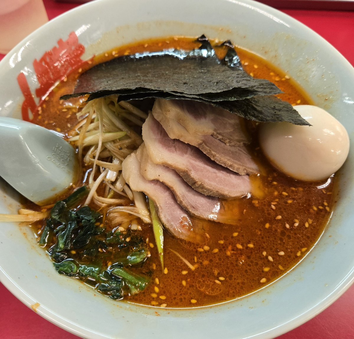 me_do_i's tweet photo. …夏目アンアンだ。
本日はラーメン山岡家にお邪魔している。

一番うまいラーメンを【用意しろ】！
それと！
とってもおいしい味玉も【つけろ】！

ﾁｭﾙﾁｭﾙ!
ﾊﾟｸﾊﾟｸｯ!

"圧倒"
660秒で完飲。

はぁ…。
幸せを願って、ごめんなさい────── https://t.co/krOxFHhHXu