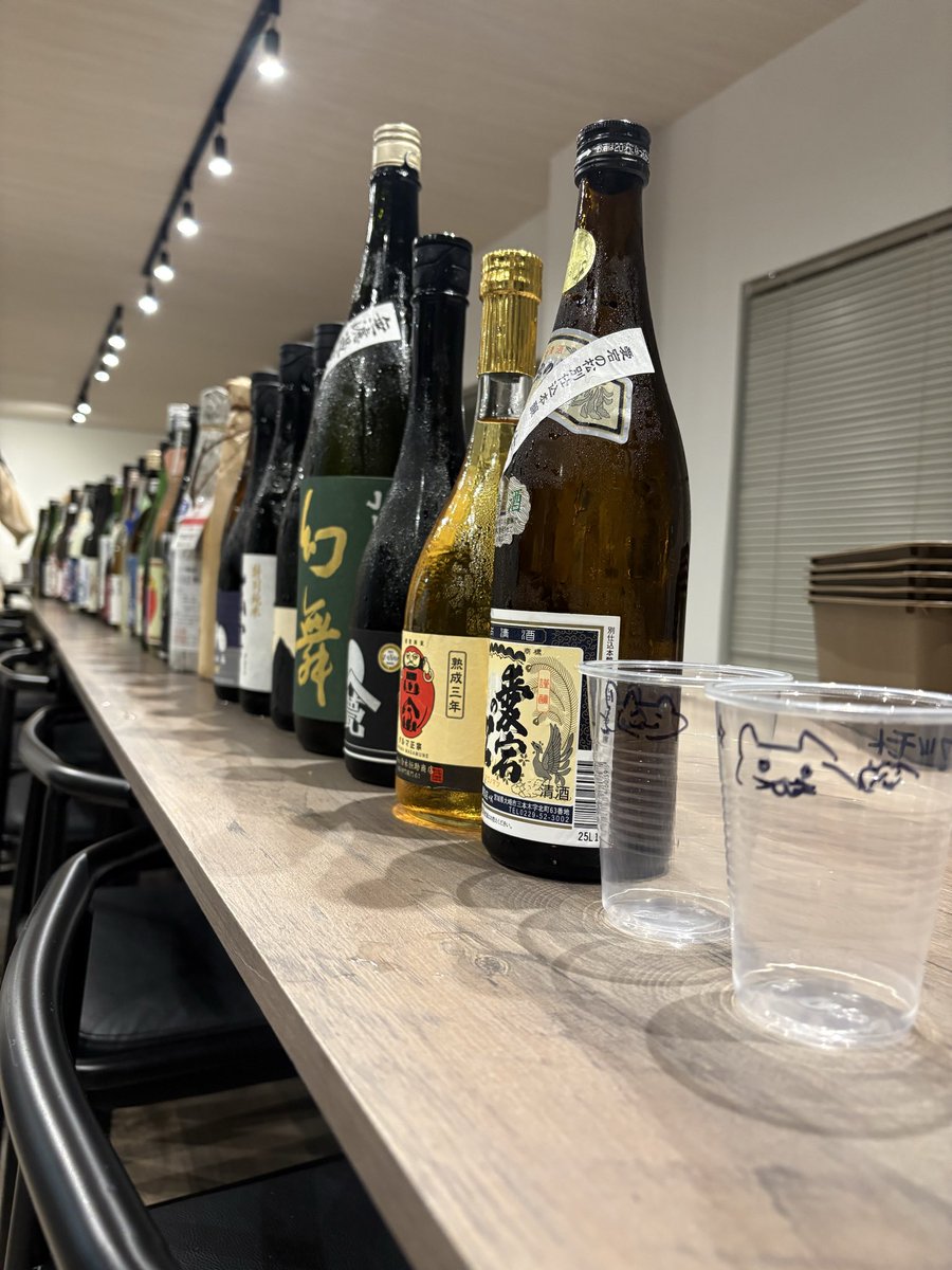 michi_work's tweet photo. 今日は地元交流会の方に誘われて、日本酒の会に行ってきました！

これだけの数のお酒集めるのもすごいし、お料理も振る舞ってくれて、開催する側の熱意を感じました✨✨ https://t.co/smBCFaEGrM