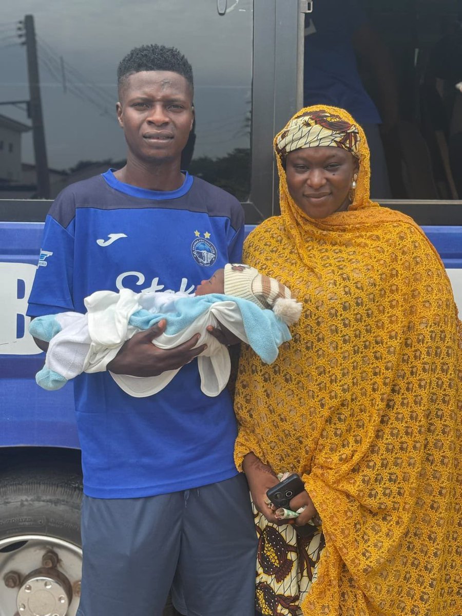 Omoruyi___'s tweet photo. 🍼💙 UPDATE!

Enyimba FC’s contingent stopped by on their way to Gombe to celebrate with their forward, Samaila Bello, and his wife following the birth of their baby. 🥳👶🏾

#NPFL27 #EuroMatchNPFL https://t.co/p3sky5hg1q