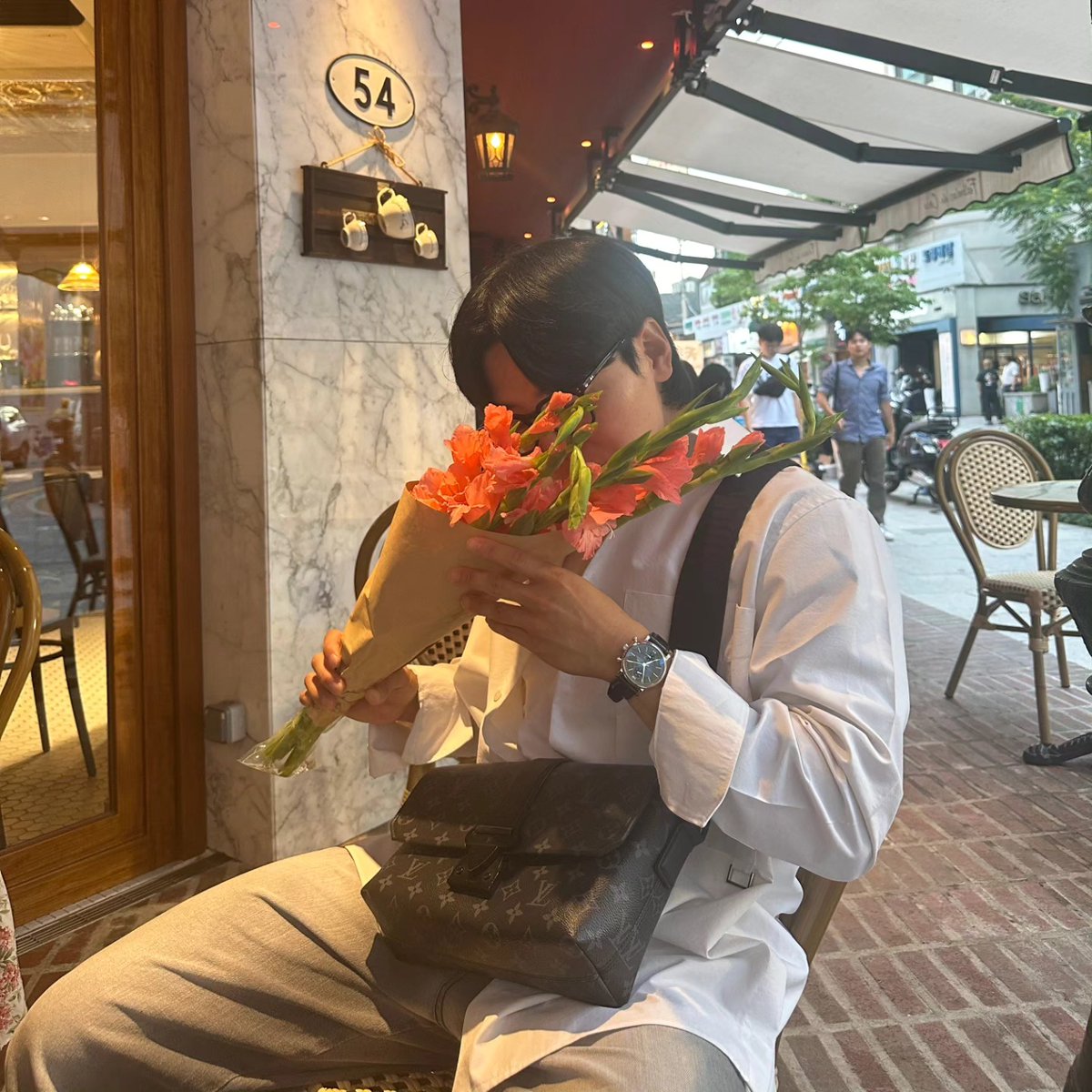 ElaineTeaff's tweet photo. A surprise bouquet and gift in Seoul. Not trying to get a girlfriend somehow, but to create boyfriend-material pics—and finally succeeded? It was such a great day. https://t.co/hJqbhJdqBy