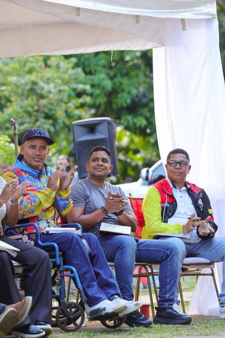 regulolacruz's tweet photo. Con el estusiasmo revolucionario que nos caracteriza, nos reunimos junto a la Gob. @johanitakenpo y la estructura estadal del @PartidoPSUV para levantar la agenda de trabajo rumbo a la Consulta Popular Nacional, como lo ha orientado la Pdta. @delcyrodriguezv y el Sec. Gral. @dcabellor