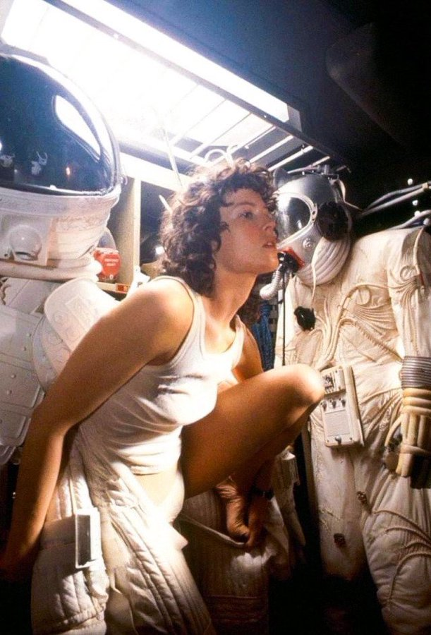 FedeItaliano76's tweet photo. Sigourney Weaver on the set of Alien (1979) https://t.co/cERablkTUc