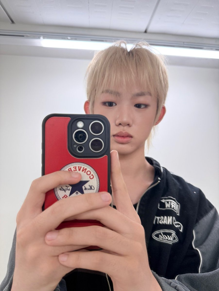 gussnsanto's tweet photo. 거울샷♥︎나 https://t.co/7hustlvHSX