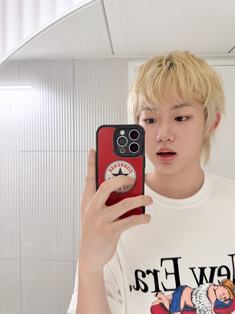 gussnsanto's tweet photo. 거울샷♥︎나 https://t.co/7hustlvHSX