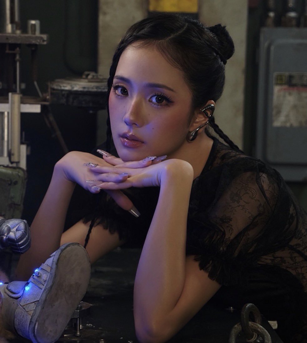 TheePopCore's tweet photo. JISOO talks about her upcoming Full-length Album in a recent interview:

“There are songs that feel very confident and playful, and there are songs that are a little more emotional. So maybe I would say the whole album together is the best answer. Each song is like a different version of me. Some are very me, and some are me that I’m still getting to know.”
