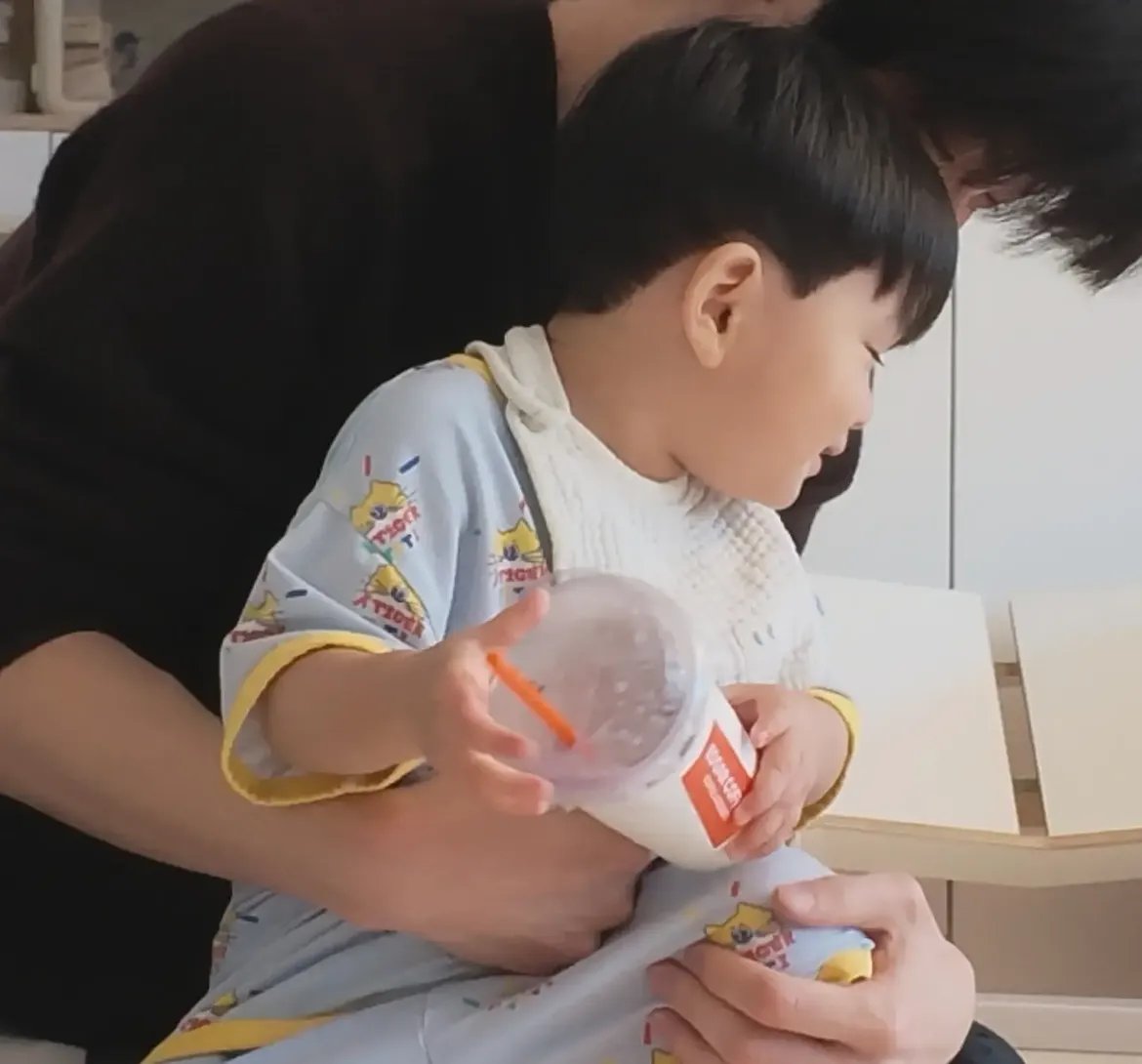 BEOMBASTlC's tweet photo. GUYSSSS SOOBIN DAN DEDE YOOJUN REUNIAN 😭

Soobin tiba² bikin janji dan datang karena katanya kangen sama dede yoojun... terus dia bilang dede yoojun ga sebesar yg dia bayangkan, kalo dibandingin sama tinggi dia si dede masih kecil banget 😆 https://t.co/E4YwZbzgzN