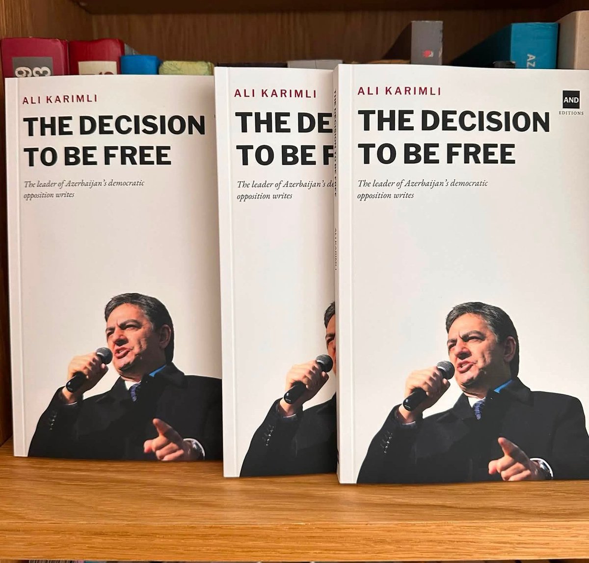 AliKarimli's tweet photo. The Decision to Be Free, a new English-language collection of Ali Karimli’s writings and interviews, has been published in France.

Prepared for an international readership, the book brings together his views on Azerbaijan’s struggle for freedom, repression and corruption, relations with Russia and the West, peace in the South Caucasus, Ukraine, and three decades of political developments in Azerbaijan.

The publication was announced by journalist @QanimatZahid.