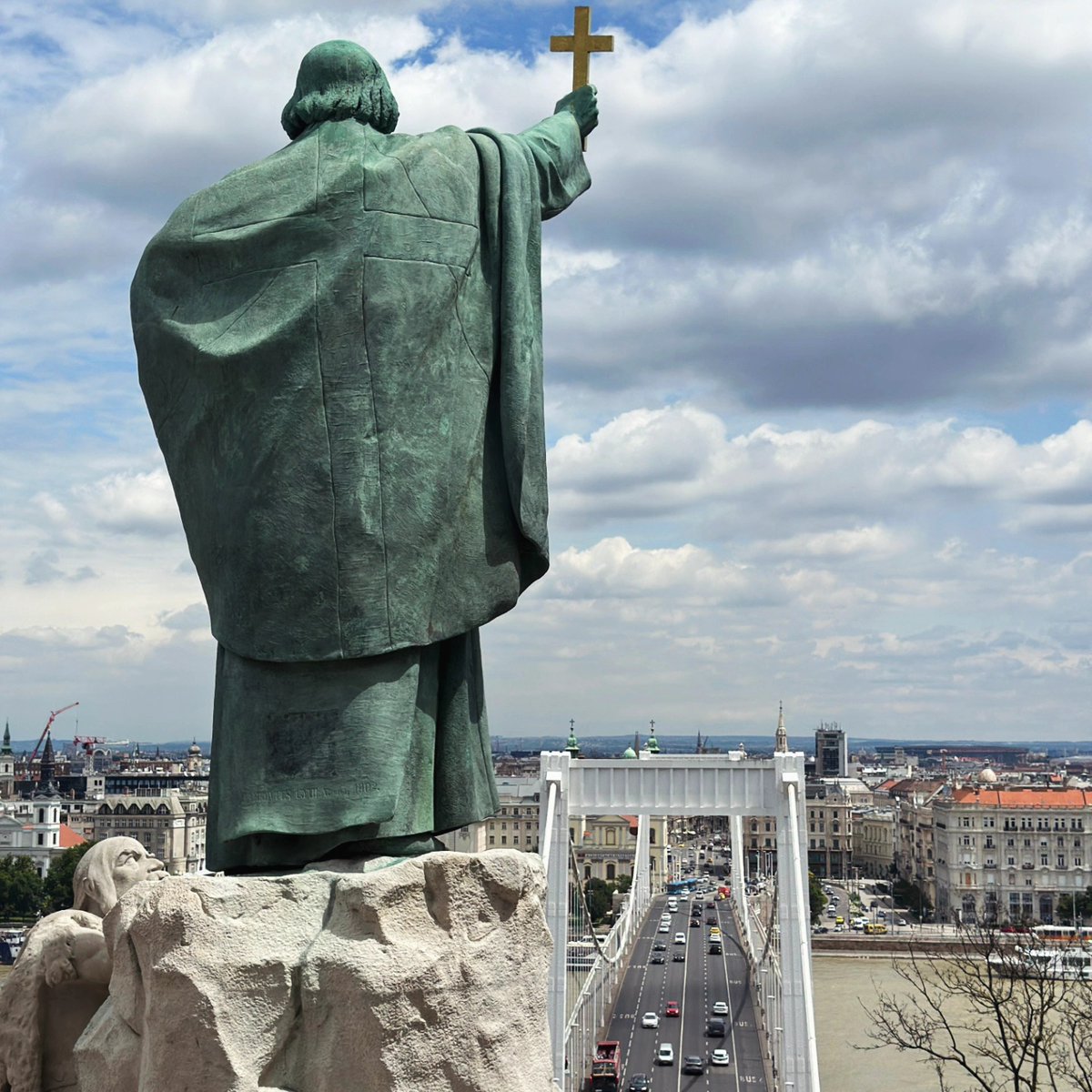 elinvisible33's tweet photo. Summer in Budapest 🇭🇺 https://t.co/BR9QznOian