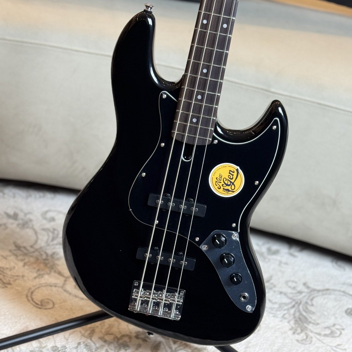sireusaofficial's tweet photo. Starting out on bass? The Sire V1 keeps things simple with a classic J-style setup, comfortable feel, and passive controls that are easy to pick up and play. Swipe through the finishes
🎥: insaeng_guitar
#SireGuitars #JoyOfMusic https://t.co/fftlgnL8Z5