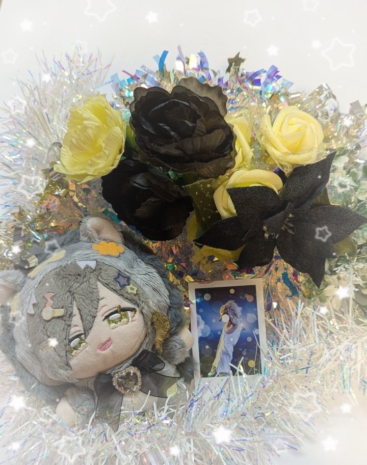Mayu_regiment's tweet photo. ┊        ┊         ┊        ┊          ┊
┊        ┊         ┊       ♡       ˚ ☆
┊        ┊         ☆         ⋆         +     *
♡   ⋆   ┊    .    
     +     ★       悠佑活動10周年おめでとう
𖤐.

#トレンド狙うぞ悠佑10周年
#あにきっず

10周年おめでとうございます

バンド時代も含めたらもっと長いのかもしれない。でも10年という節目をお祝いできて嬉しく思います
山もあり谷もあり、一言では表せないぐらい大変だったと思う。けれど歌を辞めずにいてくれてありがとう

今年の夏ツで激しくダンスを踊り、目まぐるしく変わるフォーメーションを見て、どれだけの練習をしてきたのだろう。と強く思いました。
特に体調不良の中でのライブパフォーマンスの話を聞くと、武道館の時に絶対に泣くから頭で考えなくても歌えるぐらい練習したという話を思い出しました。体に染み付くぐらいの練習ってどれだけしているんだろうと想像すらできません

そんな全速力で活動をしているあなたを、これからも先ずっと応援していきます。本当に全速力すぎてあっという間に背中が見えなくなりそうですが、こっちも全力で走って応援していきます。
10周年おめでとうございます
そしてこれから先もずっとお祝いさせてください