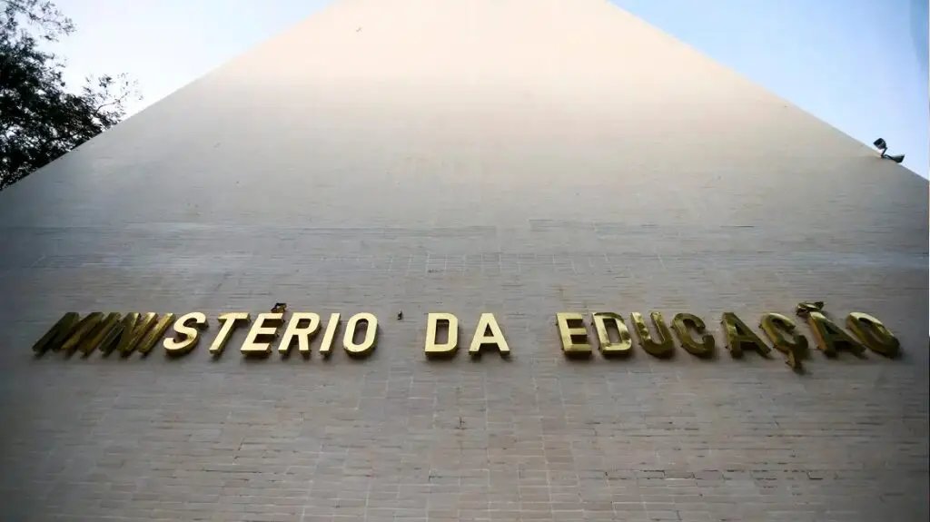 gazetadopovo's tweet photo. As 10 teses mais inusitadas premiadas pela Capes em 2026
#MaisLidas
https://t.co/S7tcWrPE9d https://t.co/Ge59VuaO5p