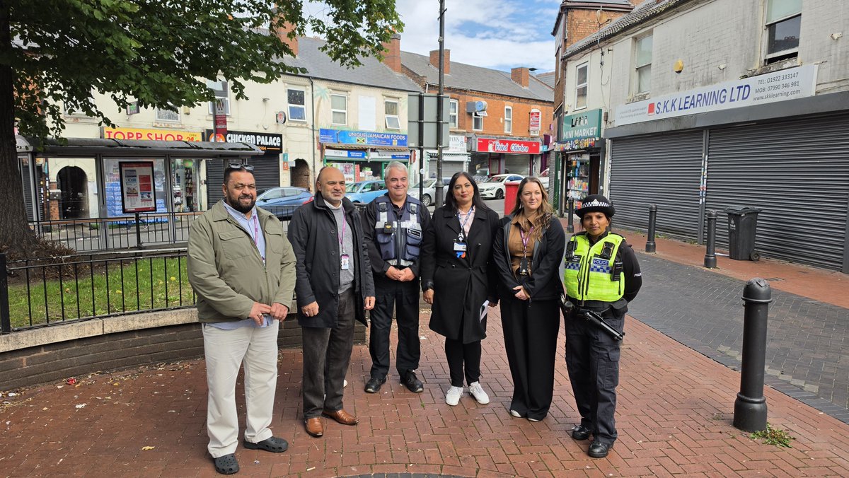 StMatthewsWMP's tweet photo. PC Patel, Councillor Nawaz, Councillor Ahmed, Walsall council community protection officer, street clean, housing officer for WHG and Green Square Accord have  been out in #Caldmore  today to tackle ASB, fly tipping, speeding and drug dealing 👮🏼. 
#neighbourhoodpolicing https://t.co/hqd3I6wSw7