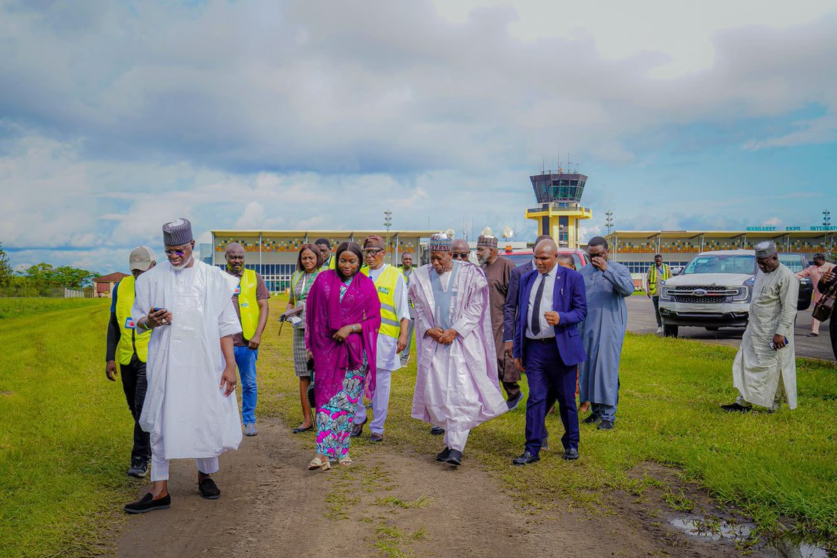 faan_md's tweet photo. FAAN leadership, led by Board Chairman Dr Ganduje and MD/CE Mrs Olubunmi Onabanjo-Kuku, were hosted by Gov. Bassey Otu in Cross River State. Among other things, the issues discussed included upgrading Margaret Ekpo International Airport for #AfSNET2026.
They inspected runway works and a new solar power installation to drive sustainability and better service delivery.
Thank you, MEIA staff, for running a clean and nimble airport!