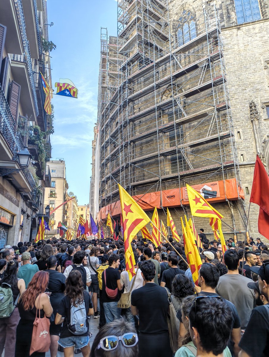 adria_plazas's tweet photo. L’independentisme només pot ser antifeixista. El contrari és condemnar-nos com a nació

Que no passin. Ni amb rojigualda ni amb senyera. Ni al Fossar ni enlloc

Lluitem i desbordem-los per construir una terra lliure, justa i per a tothom https://t.co/gQFpRheKQ2