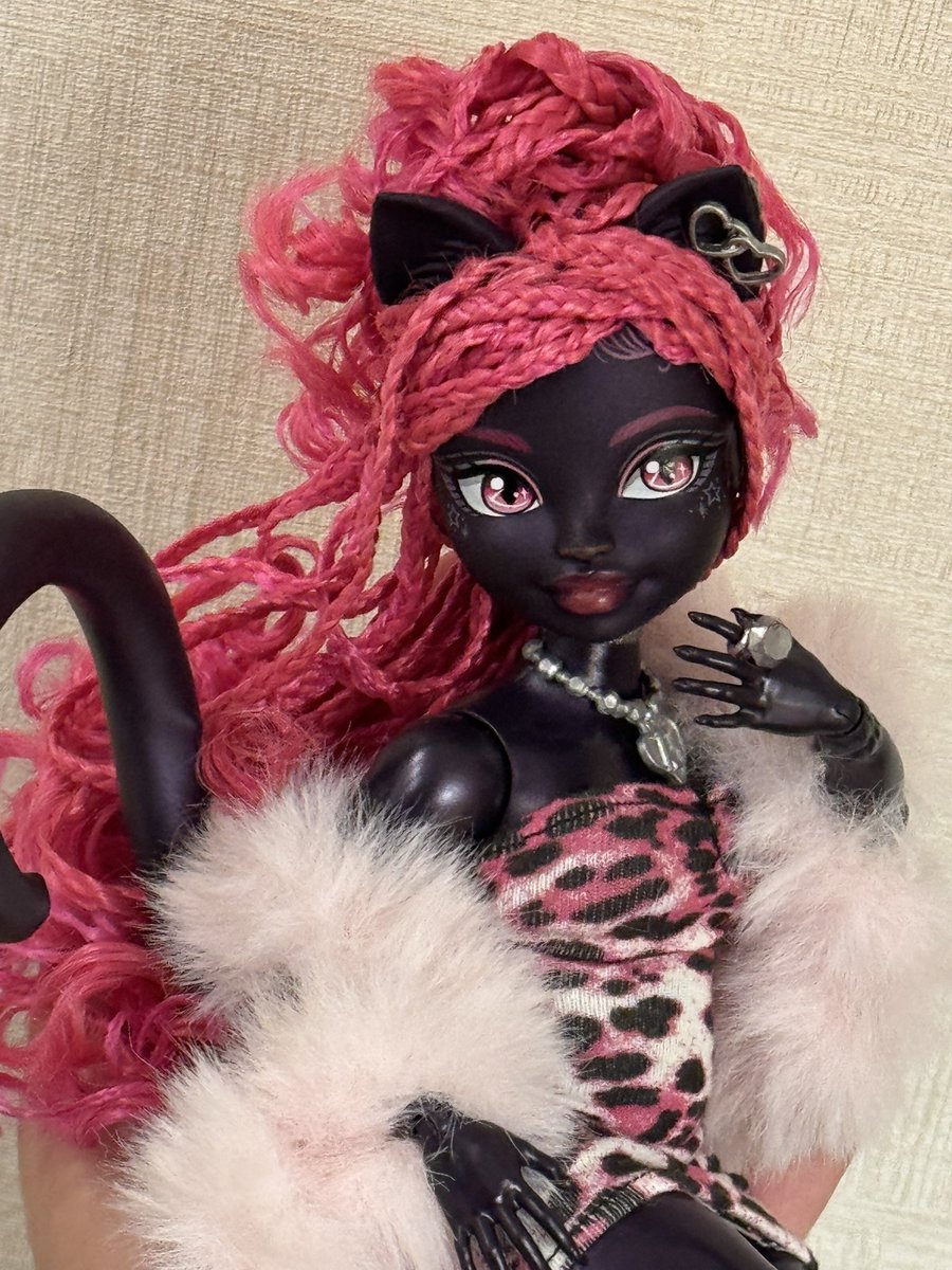 fauzyaponte's tweet photo. Catty Noir https://t.co/KWRrNK39Mx