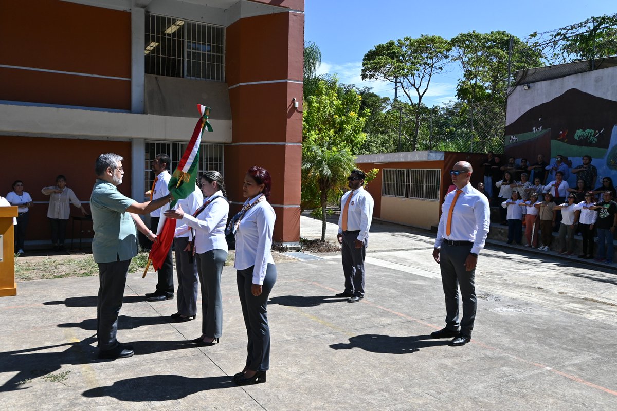 normal_ensv's tweet photo. 🇲🇽 Como parte de las celebraciones del mes patrio, toda la comunidad ENSV se reunió para participar en los Honores a la Bandera y rendir homenaje a nuestros símbolos nacionales.

Un momento para encontrarnos y celebrar juntos el orgullo de ser mexicanos. ❤️🤍💚 https://t.co/EuBskWj5qy