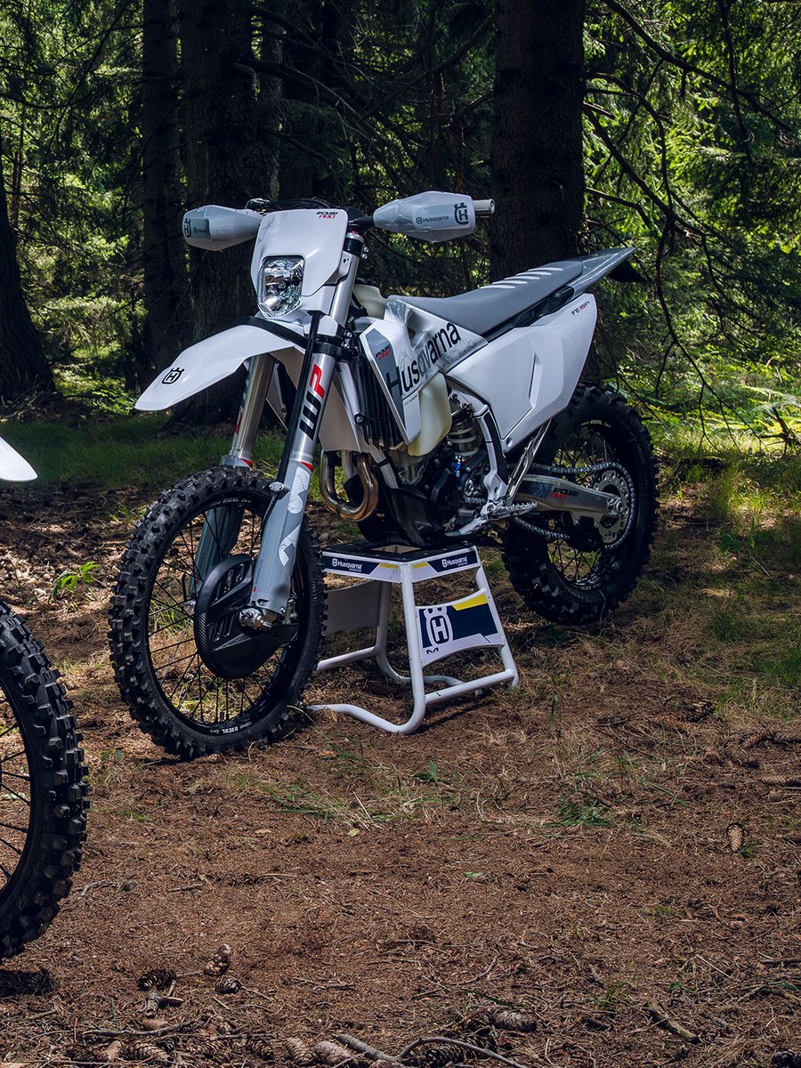 HQV_MotoUK's tweet photo. Competition-focused performance, premium Technical Accessories and exclusive Pro styling, built to take on demanding enduro terrain.
Meet the new 2027 TE 300 Pro and FE 350 Pro. https://t.co/xuO5uaLHdg
#Husqvarna #GoRide #RideHusqvarna #Enduro #TE300 #FE350 https://t.co/c0UGTHdPfH