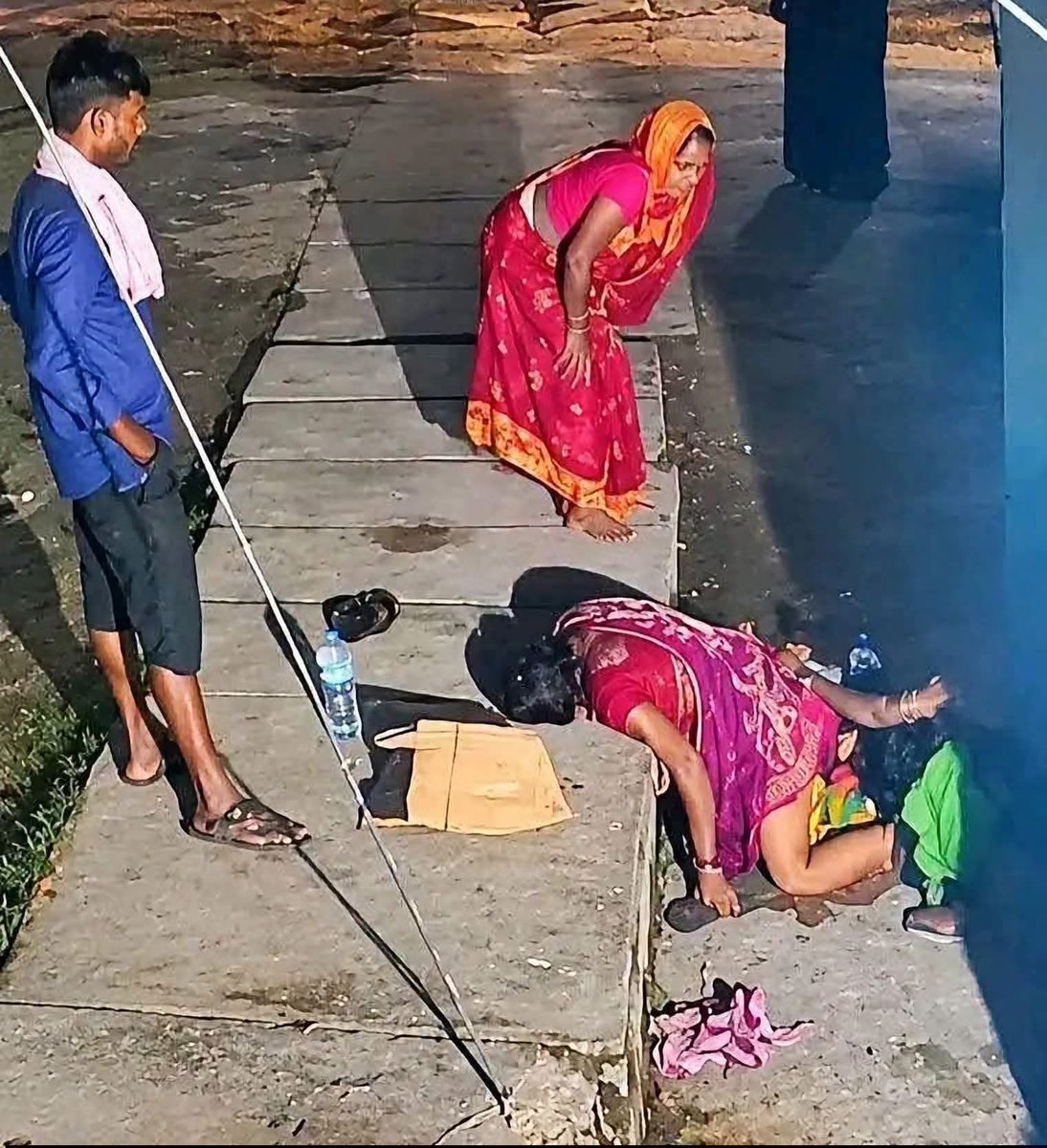 omp_sapkota's tweet photo. बालेनले आफ्नि श्रीमती कानुन बिपरीत चडेको गाडी प्रहरीले रोक्दा शिंहदरबार आगो लाउछु भन्नेले चलाएको देशमा कुनै गरीब मैलाले अस्पतालको गल्लीमा बच्चा जन्माउनुपर्ने हेर्दै काहालीलाग्दो अबस्था भन बालेन अब कस्लाई आगोलाउने ?@ShahBalen @hamrorabi #viralvídeo https://t.co/x0xnhhU5qA
