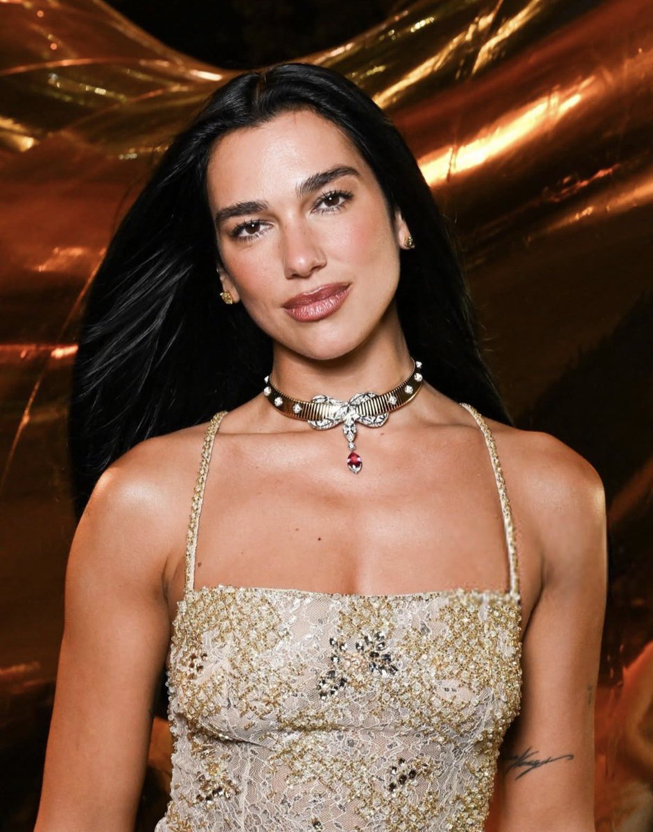 borvior's tweet photo. você pode chamar a dua lipa do que quiser menos de feia https://t.co/URMC1KiZXu