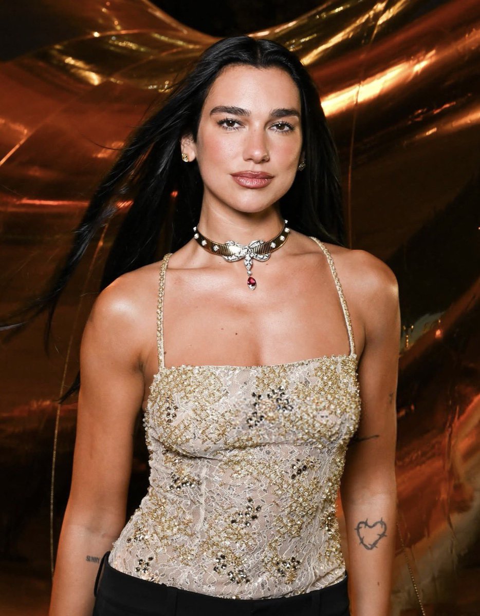 borvior's tweet photo. você pode chamar a dua lipa do que quiser menos de feia https://t.co/URMC1KiZXu