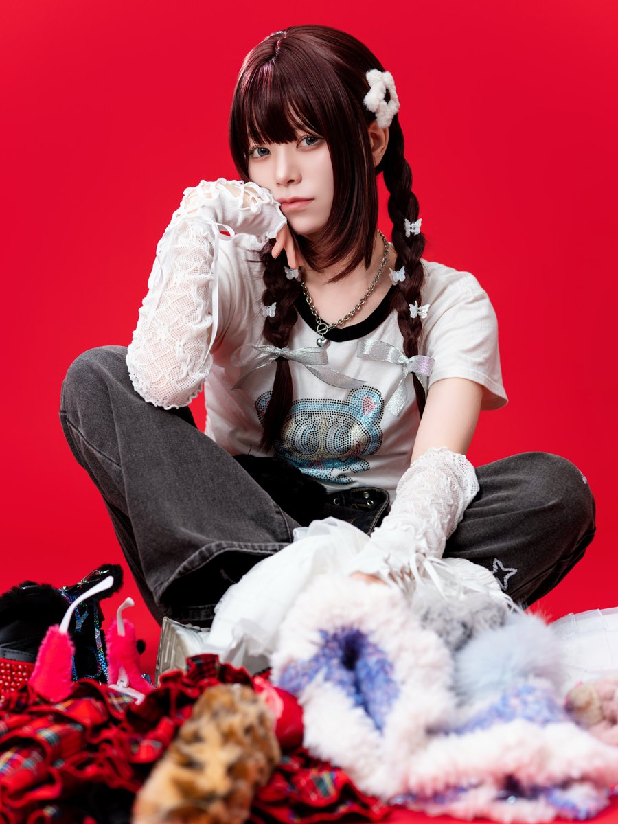 rabi1046's tweet photo. 少し練習したので載せます🐰⟡.꙳
【1枚目→2枚目になるまで】

今回はメイン❤️🖤🤍
＋アクセント🩵です！

いつもメインは2〜3色と決めて、
残りは全体のバランスをみてから🙂‍↕️

❤️＋🩵はアメリカンな感じが
好きでよく組み合わせてる( ᴖ ·̫ ᴖ )︎︎👍🏻

#デザイン
#制作動画 https://t.co/7pGwvMAzsn