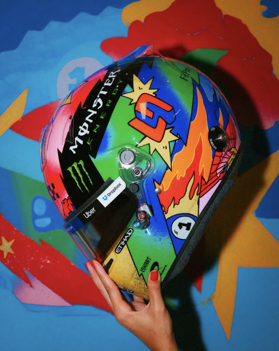 invuhui's tweet photo. WOW the helmet looks so cool and colourful!! 👩‍🎨🎨 https://t.co/89xtQAB99F