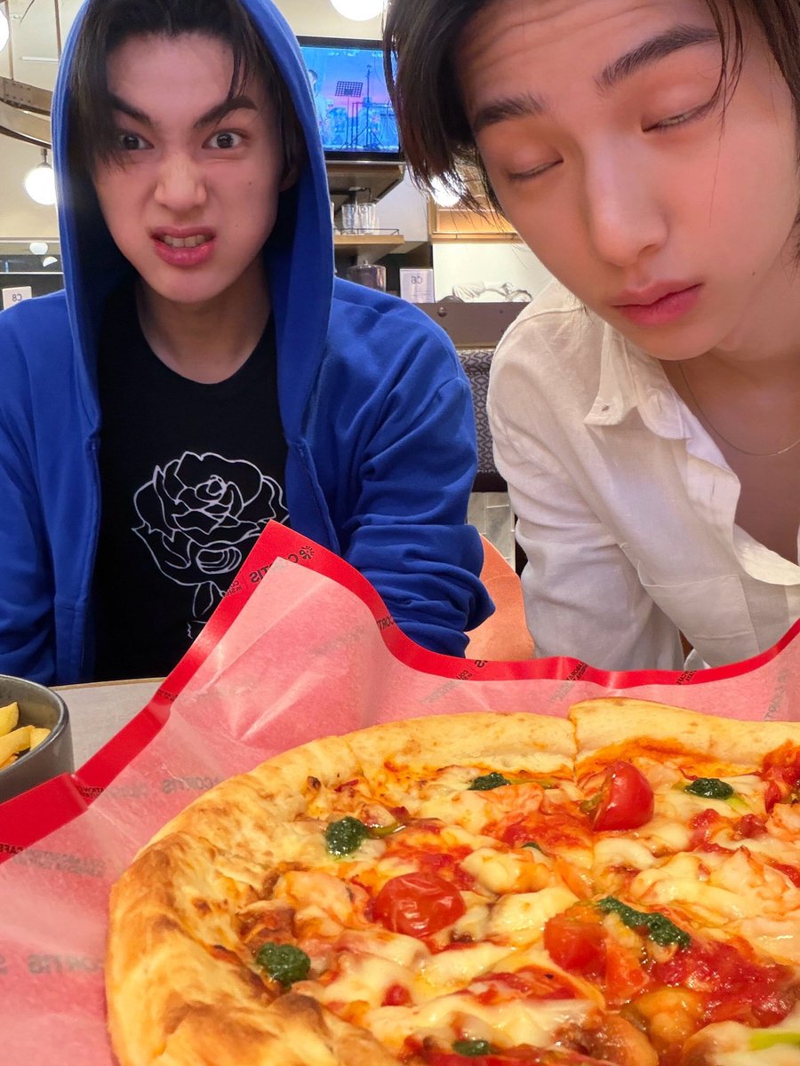 strawbiiery's tweet photo. Pizza date with my fav bocil 🍕 https://t.co/mCmnIvQFq9