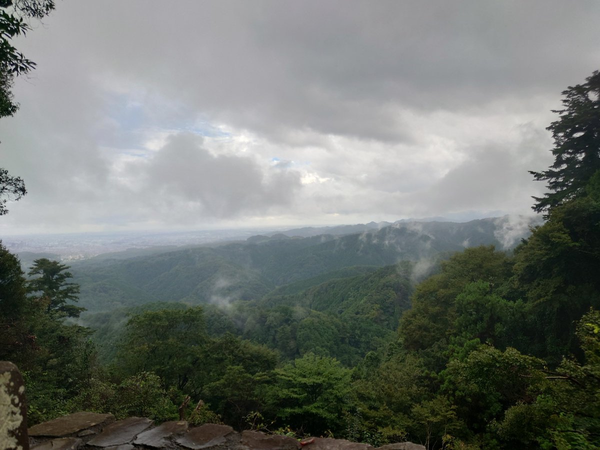 riyako0311's tweet photo. 雨の高尾山へ。
安全第一で1号路を歩いてきました。 霧に包まれた森と、山から立ちのぼる雲。 晴れの日とは全然違う景色で、すごく神秘的。
各地で大雨による被害も出ています。 被害に遭われた地域の皆さまが、一日も早く穏やかな日常に戻れますように。
#高尾山 #雨登山 #登山 #山歩き https://t.co/5v2k05KEss