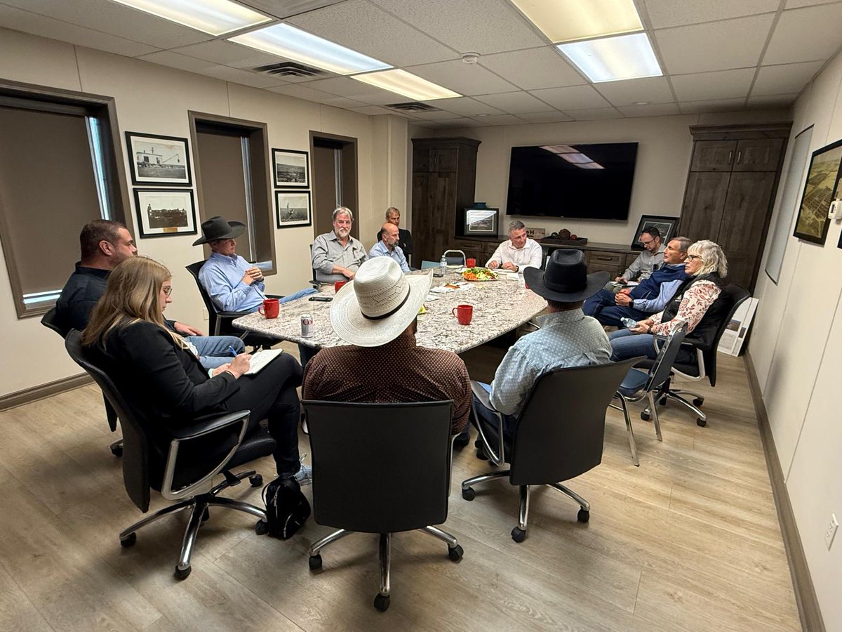CattleFeedersAB's tweet photo. ACFA was pleased to welcome federal Agriculture and Agri-Food Minister @CornwallHeath and government staff to Strangmuir Farms near Strathmore for a firsthand look at Alberta’s cattle feeding sector.
Joined by representatives from ACFA and @albertabeef, the tour provided an opportunity to discuss key priorities for both ACFA and @NACattleFeeders, including trade, business risk management programs, labour and the issues impacting cattle feeders today.
Thank you to Strangmuir Farms for hosting and to Minister MacDonald and his team for taking the time to hear directly from industry.
