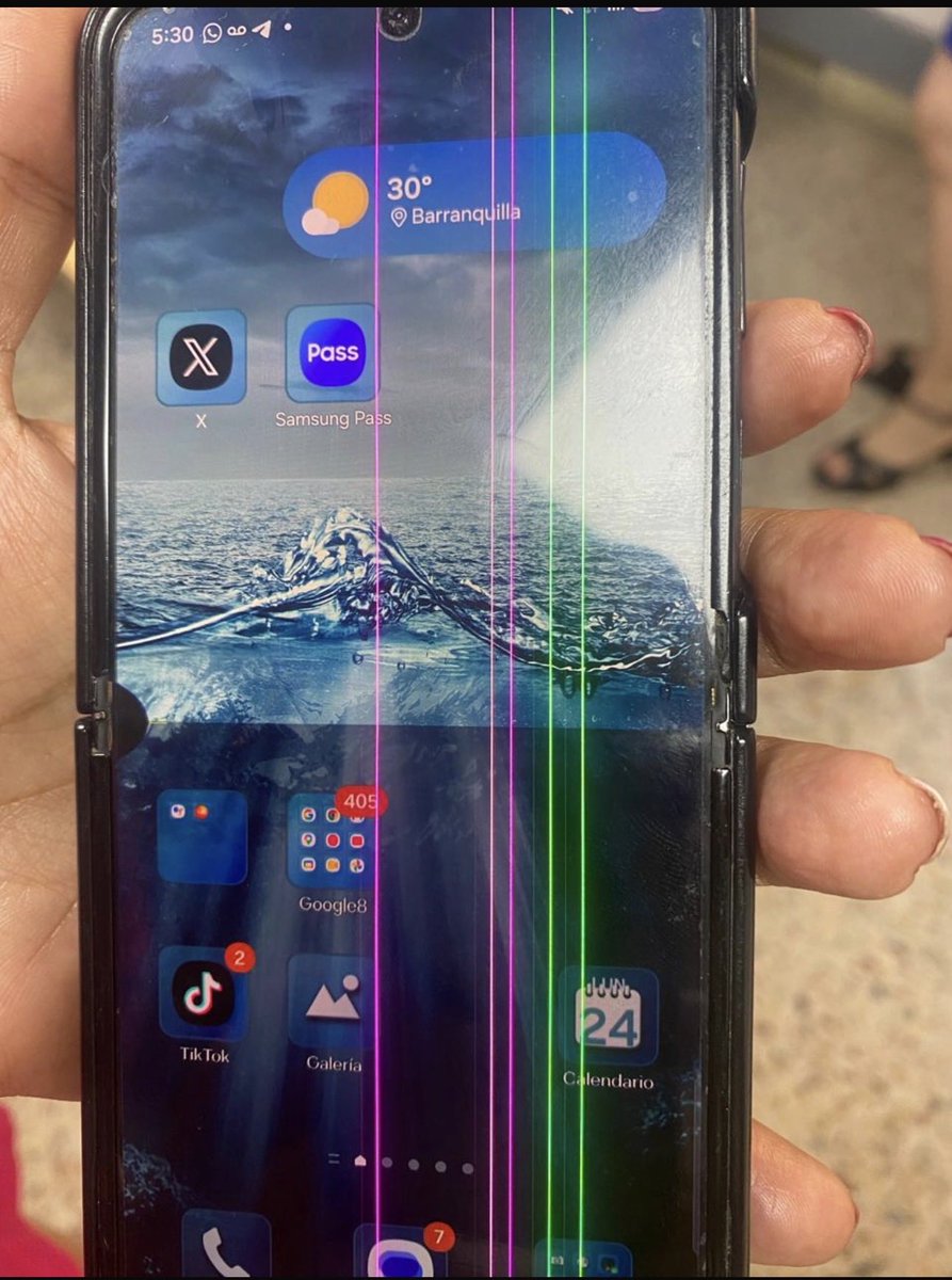 GGM1090's tweet photo. @SamsungMobileUS Samsung flip 4. Worst idea ever… https://t.co/u8VdvOXDBE