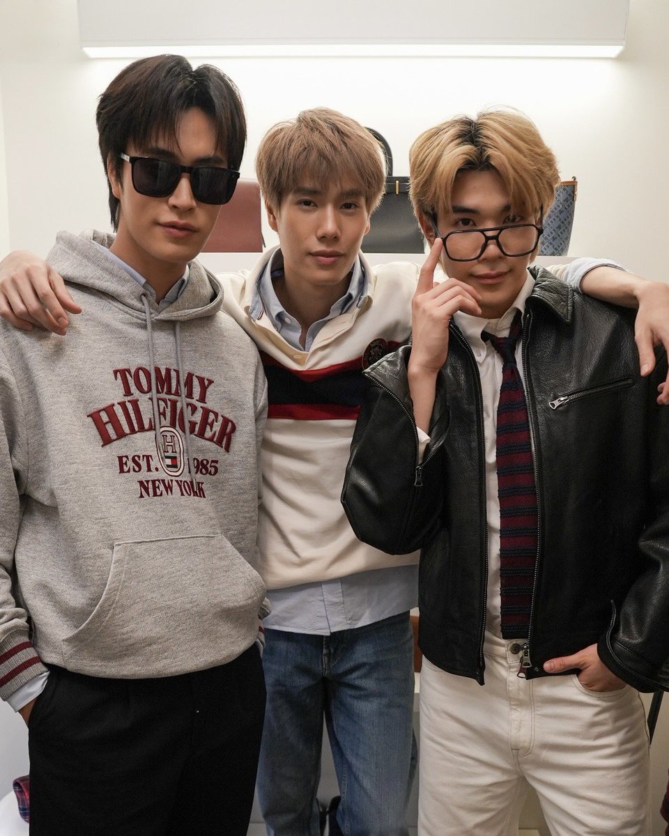 PhuwinOfficial's tweet photo. ٠ ࣪⭑ #TommyHilfigerXPhuwin

สามหนุ่มพร้อมแล้ว ทุกคนพร้อมมั้ย

IGS : tommyhilfiger 

PHUWIN STINT IN NYC

❥@phuwintang🍯
#phuwintang
#TommyHilfiger @TommyHilfiger
#TommyFamily https://t.co/2f9iERAb0K