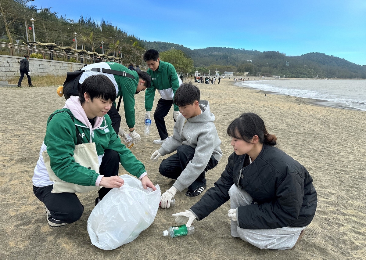 realk141100's tweet photo. Come join our Campus Environmental Club’s weekend beach cleanup! We’ll meet at 9 AM this Saturday at the main beach entrance—gloves and trash bags provided. Let’s keep our shoreline clean together!， https://t.co/pw74MdsSza