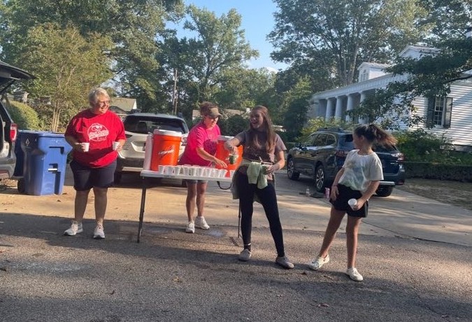 FayetteCares's tweet photo. Hey, High Cotton 5k/1k neighbors! 🏃‍♀️ Join us Sat, Sep 12, 8:30–10:00 a.m. to cheer runners, walkers, &amp; furry friends supporting Fayette Cares! 🎉 Decorate your yard or register for the fun! https://t.co/MaBSzRUYiQ Your support means shelter and stability for those in need! https://t.co/aFMEUi6bq2