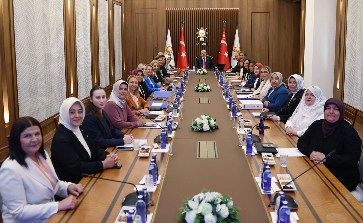 tugbaisikercan's tweet photo. 📍AK Parti Genel Merkez

Genel Başkanımız ve Cumhurbaşkanımız Sayın @RTErdogan’ın liderliğinde, kadın belediye başkanlarımızla Genel Merkezimizde bir araya geldik.

Şehirlerimiz için gece gündüz demeden çalışan tüm kadın belediye başkanlarımıza kolaylıklar diliyor, bizlere güvenini hiçbir zaman esirgemeyen Sayın Cumhurbaşkanımıza şükranlarımı arz ediyorum.