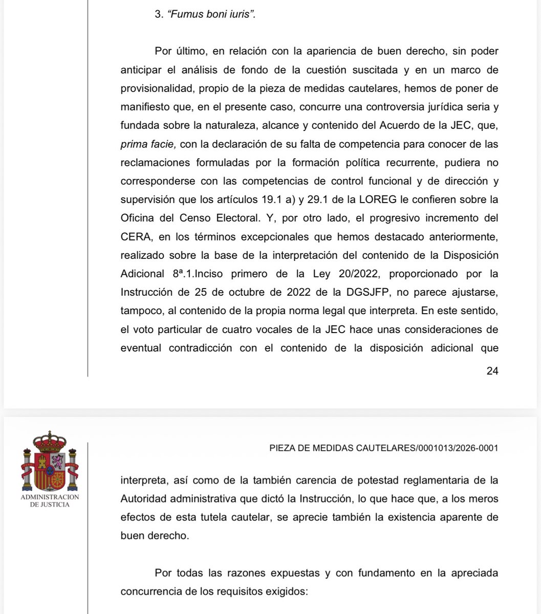 elequidistante's tweet photo. Ya está el auto completo del Supremo sobre la ley de nietos. 

Añade, a mi juicio, cosas importantes. 

Pero antes una pequeña precisión, porque hay mucha gente diciendo lo que no es: el Supremo no suspende ni anula nacionalidades. 

Distingue entre concesión de la nacionalidad, inscripción en el CERA y adscripción a una circunscripción. 

La primera queda expresamente fuera del procedimiento y lo que se suspende son efectos censales y electorales.

Pero lo más importante está en la fundamentación.

La mayoría dice que la interpretación que hizo la Instrucción de 2022 de la disposición adicional octava "no parece ajustarse [...] al contenido de la propia norma legal que interpreta". 

Y recuerda que cuatro vocales de la JEC ya habían cuestionado tanto su compatibilidad con la ley como la potestad reglamentaria de quien la dictó.

Es importante decir que esto sigue sin ser una sentencia sobre el fondo. Pero ya no estamos simplemente ante una suspensión por prudencia, el Supremo aprecia una controversia jurídica seria y una apariencia de buen derecho en la pretensión de los recurrentes.

La clave de todo, como ya os he explicado antes, está en que la ley vinculó este supuesto al exilio. 

La Instrucción permitió también optar a descendientes de españoles originarios sin acreditar ese exilio y, además, estableció una presunción para determinadas salidas de España.

Por eso el Supremo ordena ahora separar los expedientes en dos grupos: los que proceden directamente del supuesto de exilio previsto en la ley y los que dependen de la interpretación o de la presunción introducidas por la Instrucción. 

Ese desglose no existe hoy.

También explica por qué considera urgente actuar, y da números más actualizados que los que os di yo en el anterior post.

A 1 de julio de 2026 había 2.736.522 electores en el CERA, 408.262 más que en las generales de 2023. Madrid suma 115.572 y Barcelona 43.439. 

La mayoría califica el crecimiento de "excepcional" y aprecia un peligro "fundado, real y serio" para la objetividad y transparencia del proceso electoral.

El razonamiento es que, si votan personas cuya inscripción resulte después irregular, la elección ya no puede deshacerse.

De ahí la cautelar: quien todavía no esté inscrito termina su expediente, pero el alta queda suspendida; quien ya figure en el CERA permanece inscrito, pero se suspenden sus efectos electorales hasta sentencia. 

Queda fuera de la suspensión quien pueda acreditar individualmente el exilio exigido por la ley sin recurrir a la presunción de la Instrucción.

Y también un dato importante: la decisión no es unánime.

La magistrada María Alicia Millán firma un voto particular muy crítico. 

Considera que el Supremo está extendiendo las cautelares a una Instrucción de 2022 que no es el acto recurrido y que la JEC no puede revisar indirectamente si determinadas nacionalidades fueron correctamente concedidas.

También invierte el argumento del riesgo: para la mayoría, permitir votar puede producir un daño electoral irreversible. 

Pero para la magistrada discrepante, el daño cierto e inmediato es impedir votar a personas que hoy son jurídicamente españolas y cuyas nacionalidades no han sido anuladas.

Es interesante pero, en mi opinión, si el riesgo electoral solo pudiera evitarse después de que se resolviera definitivamente la legalidad de las inscripciones, la sentencia llegaría precisamente cuando ya no pudiera evitar sus efectos. 

Ninguna alteración del censo entonces podría anularse antes de una sentencia. Por lo tanto si las elecciones están cerca, se producirían con ese censo alterado, siendo luego los resultados irreversibles. No tiene ningún sentido. 

Esto es mi opinión, repito.

Así que resumiendo, así estamos:

El Supremo no ha declarado ilegal la ley de nietos, no ha declarado todavía ilegal la Instrucción y no ha anulado ninguna nacionalidad.

Pero sí ha dicho cautelarmente algo muy relevante: que la interpretación administrativa de 2022 "no parece ajustarse" a la ley, que existe un riesgo electoral suficientemente serio para suspender sus efectos y que ahora la Administración tendrá que separar cuántas altas proceden realmente del supuesto legal de exilio y cuántas dependen de lo que añadió la Instrucción.

La sentencia sobre el fondo será la verdaderamente decisiva. Pero creo que el TS ha tomado la mejor decisión posible

Veremos qué ocurre.
